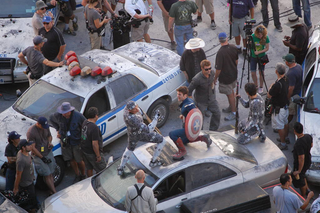 Illustration for article titled Watch Captain America fight a mysterious enemy on the set of The Avengers